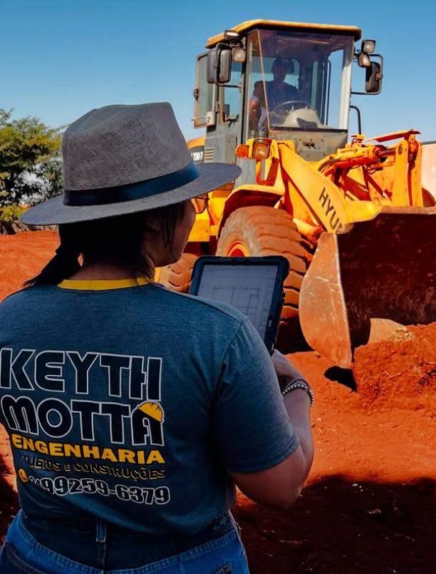 Keyth Motta acompanhando obra em campo